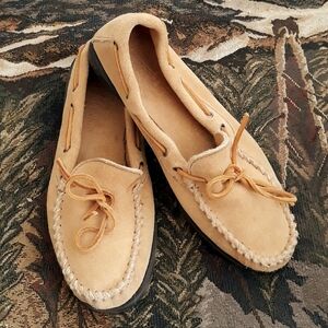 Minnetonka Men's Suede Camp Moccasins - Size 8 1/2 W Tan Slip On Mocs